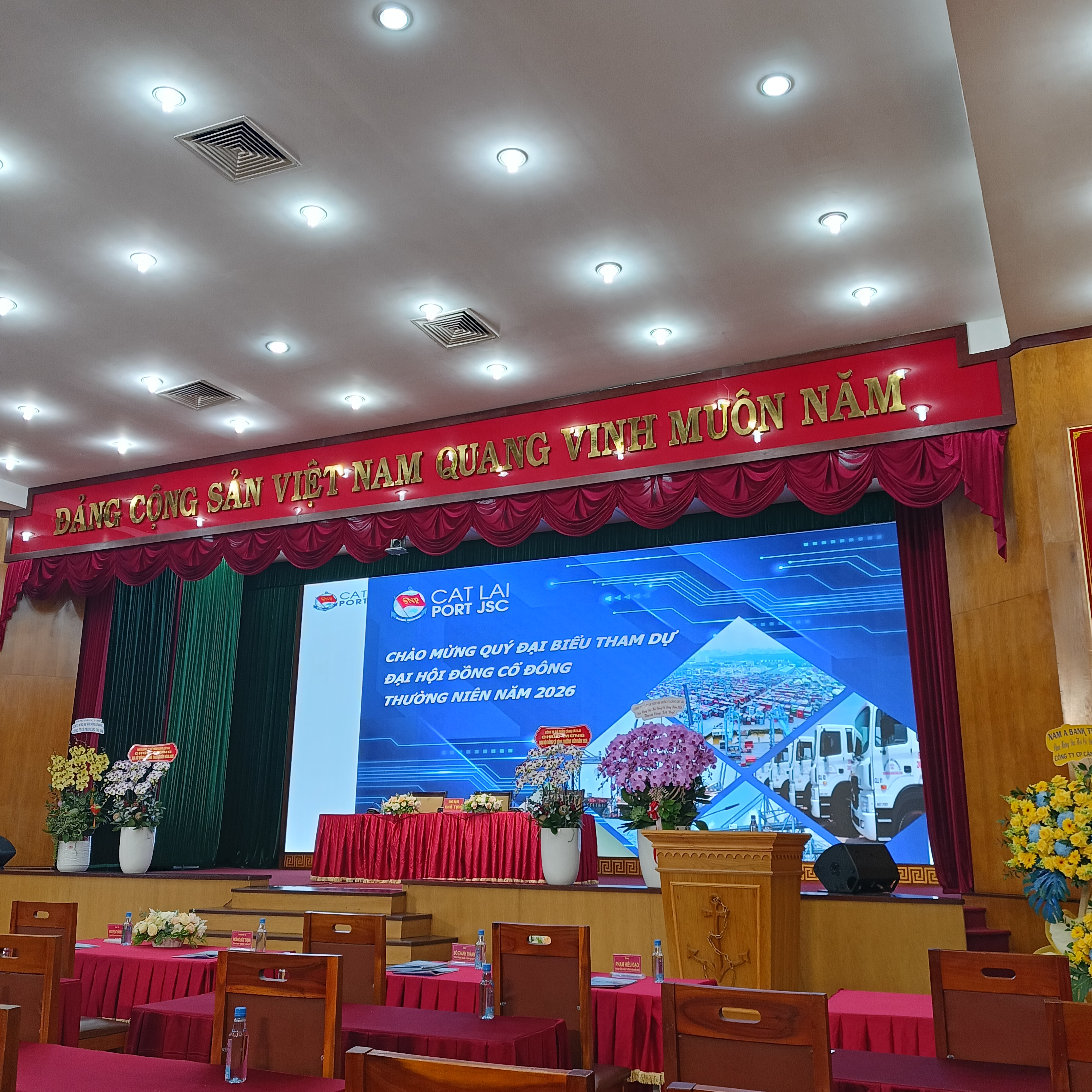 Hội trường đại hội với màn hình chào mừng Đại hội đồng cổ đông thường niên năm 2026.