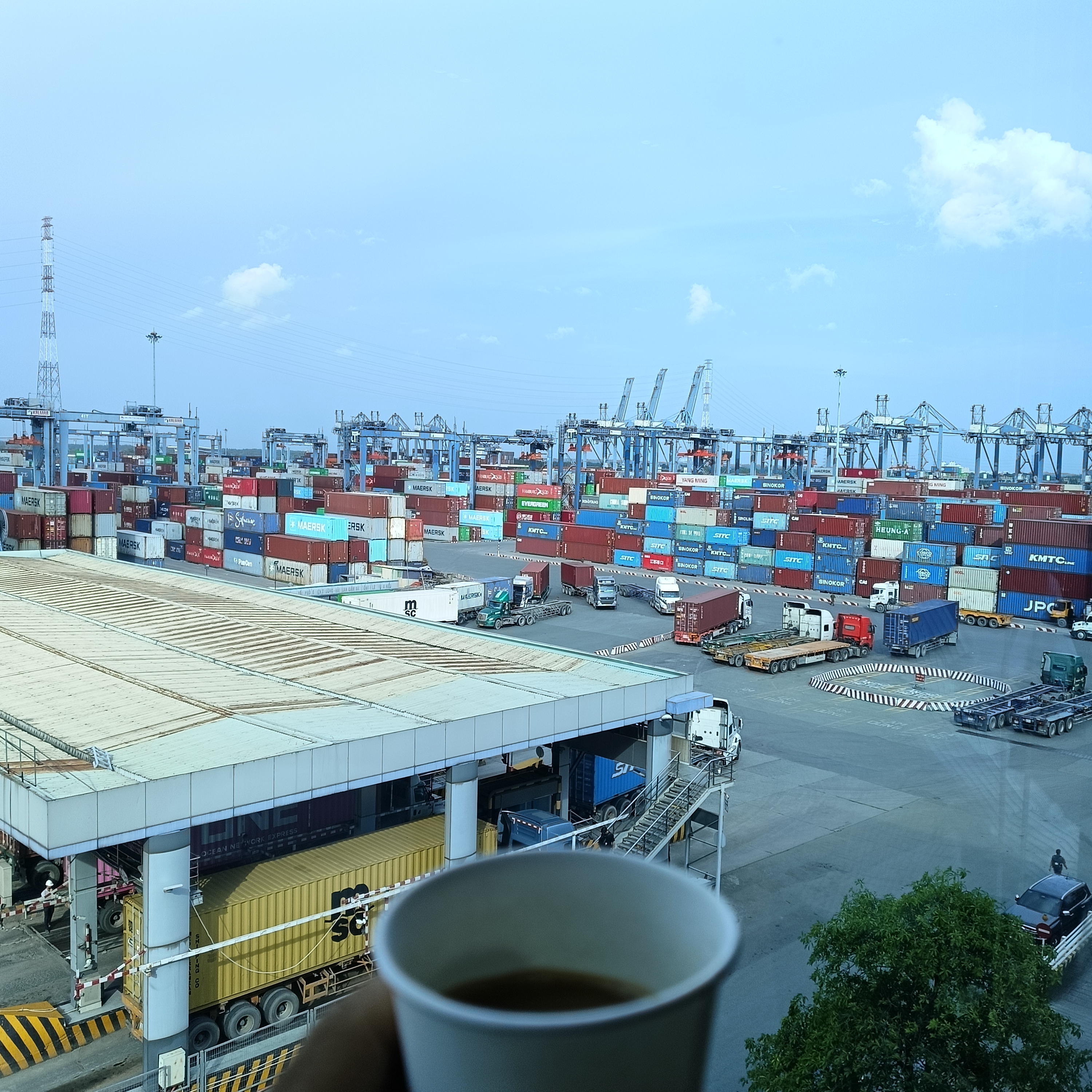 Ly cà phê, container, cần cẩu. Không nơi nào uống cà phê có view đẹp hơn.