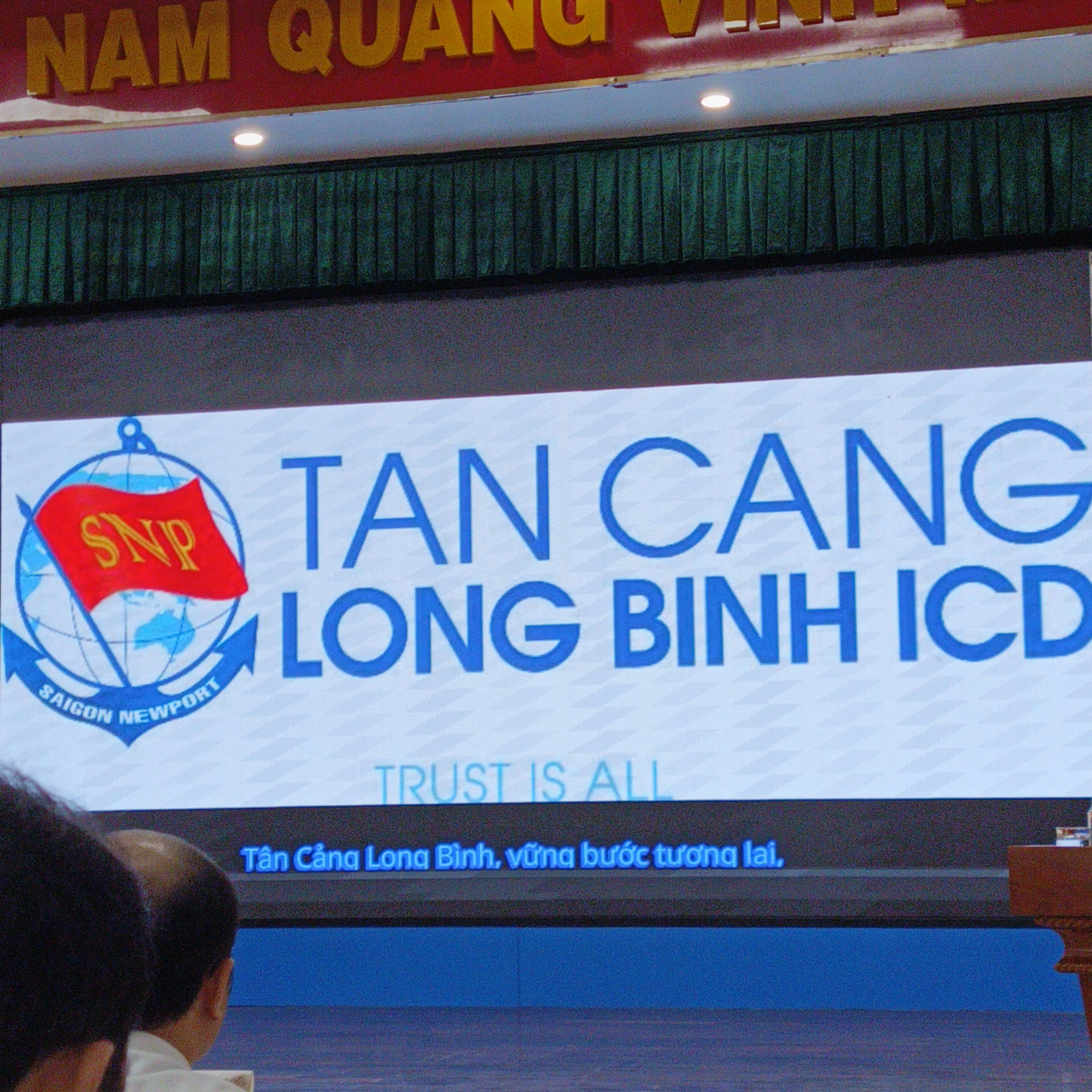 Màn hình kết thúc phim: “Tân Cảng Long Bình, vững bước tương lai.”